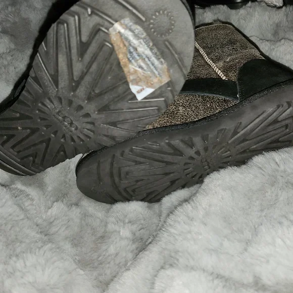 UGG Size 7 Short Dylan Boots - Picture 4 of 7